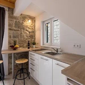 Luxury A&a-old Town Apartment