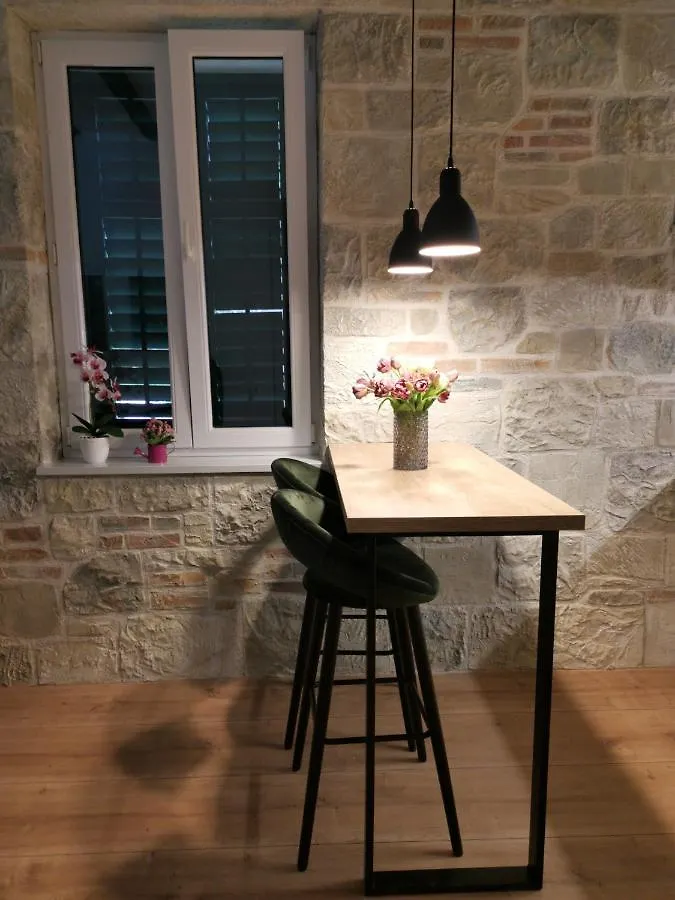 Agora Apartment Split