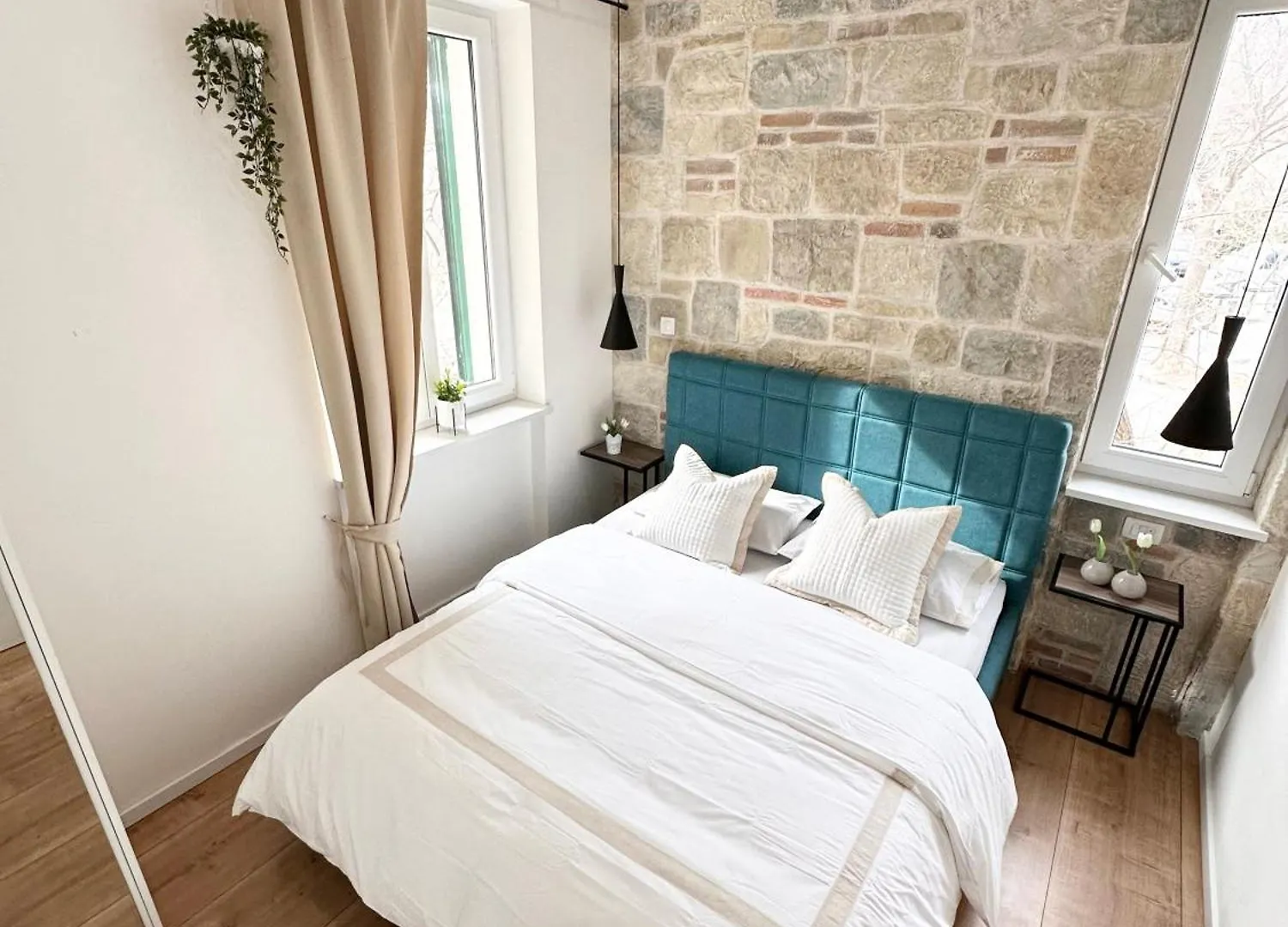 Agora Apartment Split